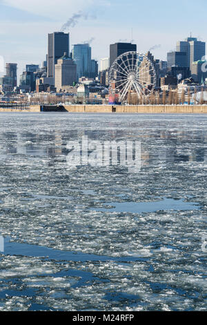 Skyline von Montreal im Winter, mit Eisbrocken schwimmend auf dem St.-lawrence (2018) Stockfoto