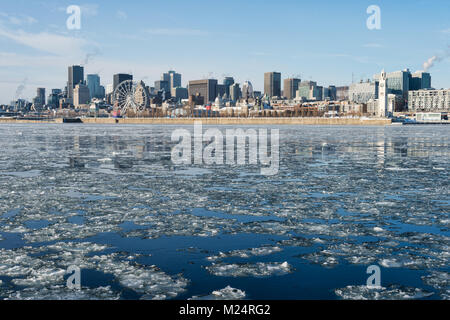 Skyline von Montreal im Winter, mit Eisbrocken schwimmend auf dem St.-lawrence (2018) Stockfoto