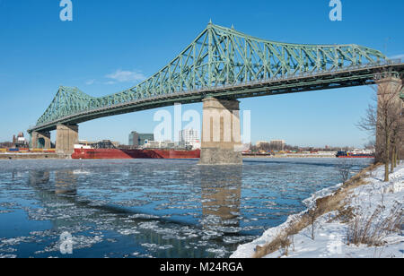 Montreal Jacques Cartier Brücke im Winter, mit Eisbrocken schwimmend auf dem St.-lawrence (2018) Stockfoto