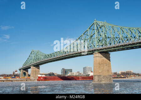 Montreal Jacques Cartier Brücke im Winter, mit Eisbrocken schwimmend auf dem St.-lawrence (2018) Stockfoto