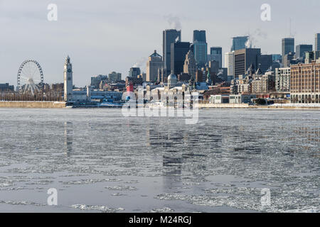 Skyline von Montreal im Winter, mit Eisbrocken schwimmend auf dem St.-lawrence (2018) Stockfoto