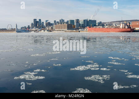 Skyline von Montreal im Winter, mit Eisbrocken schwimmend auf dem St.-lawrence (2018) Stockfoto