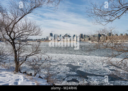 Skyline von Montreal im Winter, mit Eisbrocken schwimmend auf dem St.-lawrence (2018) Stockfoto