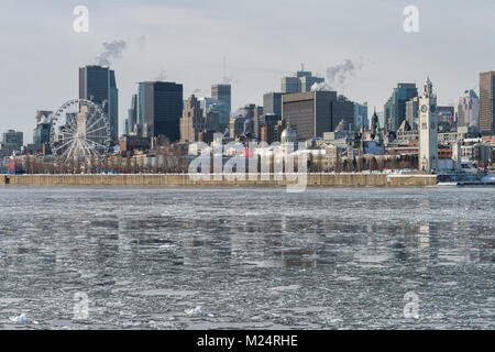 Skyline von Montreal im Winter, mit Eisbrocken schwimmend auf dem St.-lawrence (2018) Stockfoto