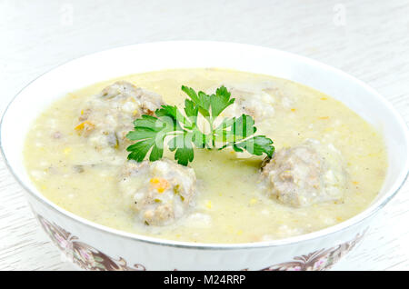 Griechische frikadelle Suppe, bekannt als youvarlakia, in der Schüssel Stockfoto