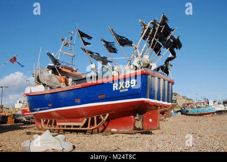 Fischerboote am Strand von Hastings in East Sussex, England am 3. November 2009. Stockfoto