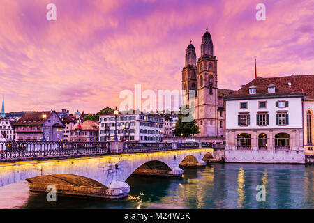 Zürich, Schweiz. Blick auf die Altstadt von Zürich mit berühmten Munsterbucke Fraumunster Church und überqueren den Fluss Limmat. Stockfoto