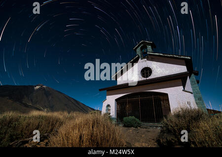 Einsiedelei Ermita de las Nieves Kirche Kapelle mit den Berg Teide und sternspuren im Hintergrund im Mondschein, Teneriffa, Kanarische Inseln Stockfoto