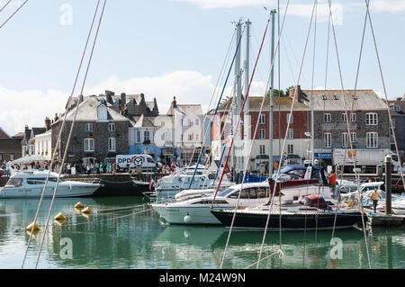Blick über den Hafen inneren Becken in Richtung Old Customs House Restaurant. Padstow, Cornwall, England, Großbritannien Stockfoto