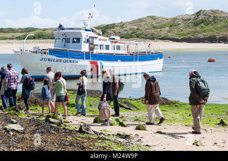 Urlauber ihren Weg über die Küste zu den Vergnügen Kreuzfahrtschiff Jubiläum Königin, in Padstow, Cornwall, England, Großbritannien Stockfoto