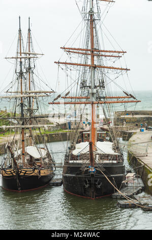 Tall Ships Phoenix und Kaskelot im inneren Hafen in Charlestown, Cornwall, England, Großbritannien günstig Stockfoto