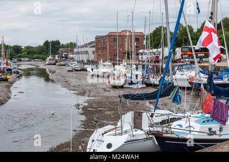 Kleine Boote und Segelyachten in den Fluss Medina, Newport, Isle of Wight, Hampshire, England, UK günstig Stockfoto