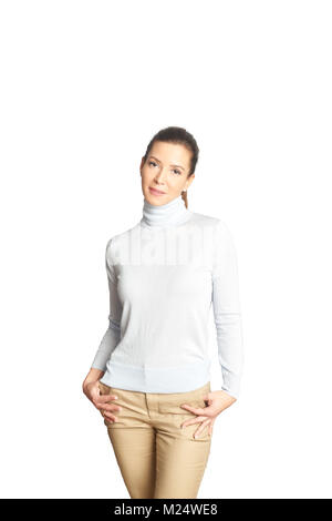 Lächelnde Frau mittleren Alters, die an isolierten weißen Hintergrund und sie lächelnd. Kopieren Sie Platz. Stockfoto