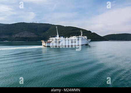 IGOUMENITSA, Griechenland - 5. MÄRZ 2017: Fähre vom Hafen von Igoumenitsa nach Korfu, Griechenland. Stockfoto