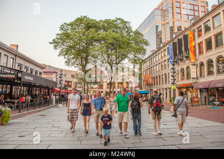 Menschen zu Fuß durch die Faneuil Hall Marketplace in Boston, MA Stockfoto