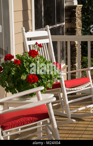 Südliche Gastfreundschaft - sitzen auf der Veranda, Schaukelstuhl, Sommer Wohn Stockfoto