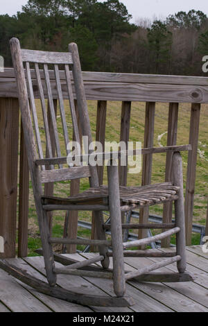 Schaukelstuhl - südliches Land Sommer Veranda Stockfoto