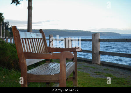 Parkbank, Einsamkeit über dem Wasser Stockfoto