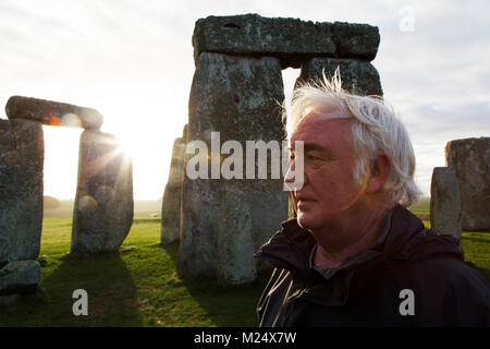 Tourguide Pat Shelley am Steinkreis von Stonehenge in Wiltshire, England. Die antiken Monument stammt aus der Jungsteinzeit, etwa 5000 Jahre vor. Stockfoto