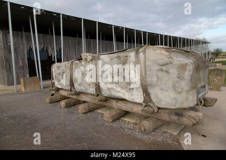 Eine Anzeige außerhalb des Visitor Center in Stonehenge in Wiltshire, England. Stockfoto