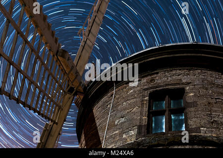 Chesterton Windmill leuchtet bei Mondschein in der Nacht mit Star trails Rotation um die Segel, Warwickshire, Großbritannien Stockfoto