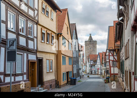 Alsfeld, Deutschland, Fachwerkhäusern und Leonhards Turm in der Altstadt, Straße Untere Fulder Gasse Stockfoto