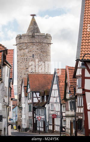 Alsfeld, Deutschland, Fachwerkhäusern und Leonhards Turm in der Altstadt, Straße Untere Fulder Gasse Stockfoto