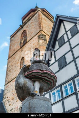 Goose Girl oder Gans Liesel oder Gaenseliesel Abbildung in der traditionellen Hessischen Kostüm aus Schwalm Region angezogen, auf der Schwalm, Alsfeld, Deutschland Stockfoto