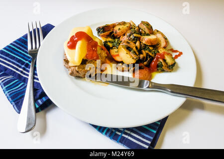 Gehackte Rinderfilet mit Cheddar Käse und eine Mischung aus herzhaften Gemüse, Spinat, Champignons und Kartoffeln Stockfoto