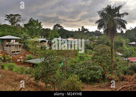 Häuser im abgelegenen Dschungel Dorf der Drake Bay auf der Halbinsel Osa im Süden von Costa Rica Stockfoto