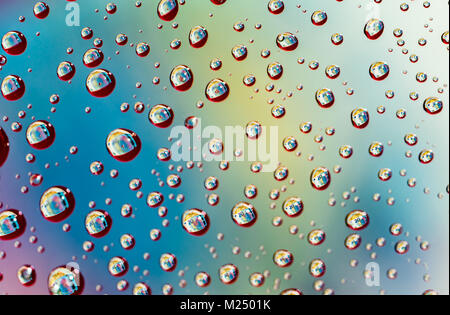 Makroaufnahme detail Reflexion der 20-Euro-Banknote im Wasser absinkt. Bunter Wassertropfen Hintergrund Stockfoto