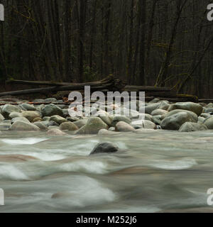 Granit und Wasser, Lynn Creek Stockfoto