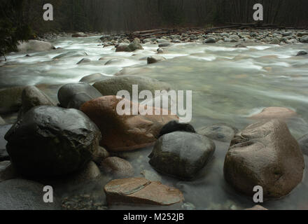 Granit und Wasser, Lynn Creek Stockfoto