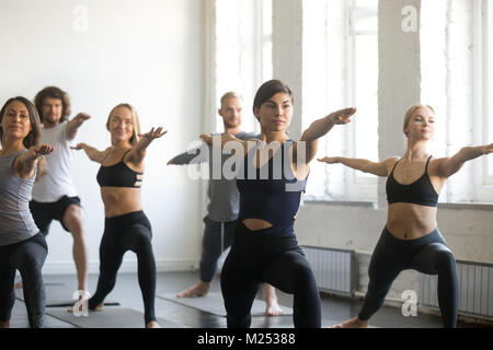 African-american lächelnd Geschäftsmann in Anzug und Brille suchen Stockfoto