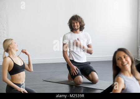 Schockiert afrikanisch-amerikanischen Geschäftsmann frustriert von Noti betonte Stockfoto