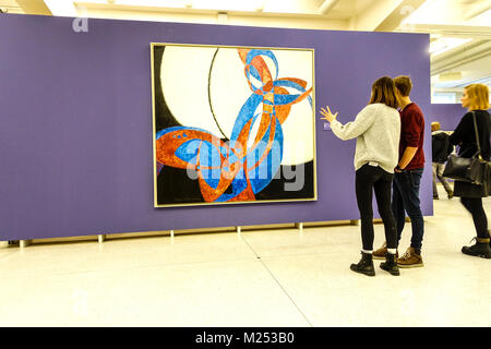 Menschen im Museum Moderne Kunst Prag Nationalgalerie Tschechische Republik Frantisek Kupka Gemälde ikonische frühe abstrakte Kunst Fuge in zwei Farben (1912) Stockfoto