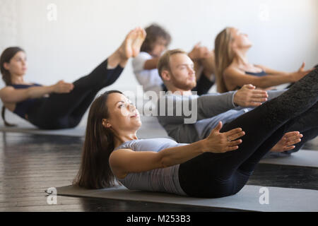 Vertrag Nahaufnahme, afrikanischen Geschäftsmann Unterzeichnung business Bein Stockfoto