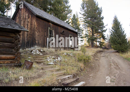 Abgebrochene Holzhütten Am Granat Ghost Town, auf Bear Gulch, nordwestlich von Drummond, Montana. Die Gruben in der Umgebung extrahiert werden in erster Linie Gold. Stockfoto