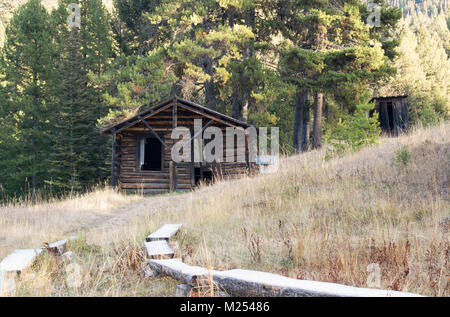 Eine alte Hütte am Granat Geisterstadt anmelden, auf Bear Gulch, nordwestlich von Drummond, Montana. Die Gruben in der Umgebung extrahiert werden in erster Linie Gold. Stockfoto