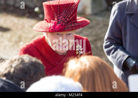 Königin Elizabeth II. und Prinz Philip Besuch in St. Peter und Paul Kirche, West Newton, Großbritannien Stockfoto