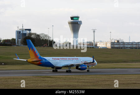 Jet2 Boeing 757, die Sie am Flughafen Birmingham, UK (G-LSAK) Stockfoto