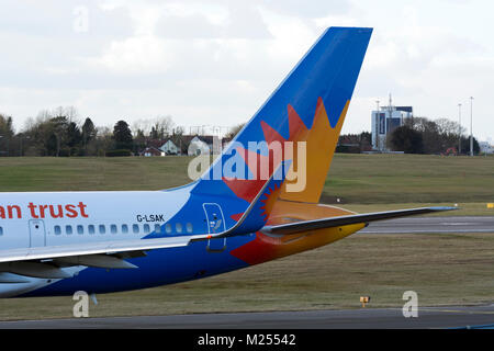 Jet2 Boeing 757 Schwanz am Flughafen Birmingham, UK (G-LSAK) Stockfoto