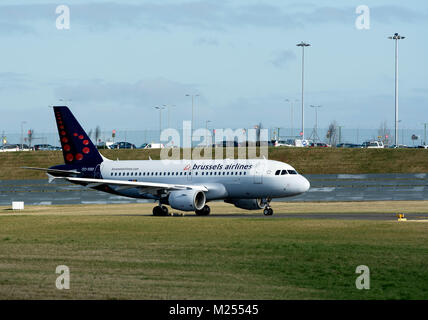 Brussels Airlines Airbus A319 Rollen für Nehmen Sie am Flughafen Birmingham, UK (OO-SSD) Stockfoto