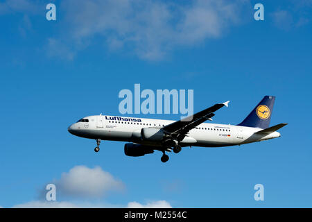 Lufthansa Airbus A320-Landung am Flughafen Birmingham, UK. (D-AIZG) Stockfoto