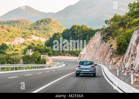 Road, Highway im Balkangebirge, Montenegro. Stockfoto