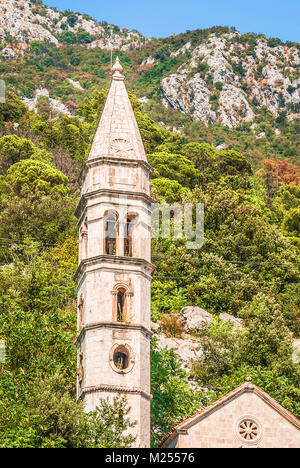 Kirchturm der St. Nikolaus Kirche in Perast Stadt, Montenegro. Stockfoto