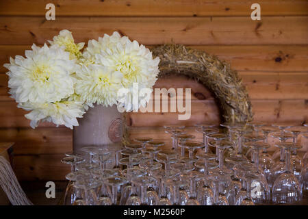 Chrysantheme Blumenarrangements und die Reihen der Weingläser Stockfoto