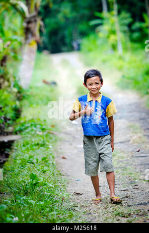 Bali, Indonesien - 30. August 2013: Closeup Portrait von cute Asian balinesischer Junge im Freien. Ubud, Bali Insel, lächelndes Kind Stockfoto