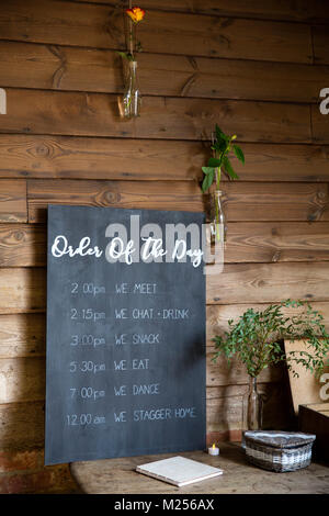 "An der Tagesordnung" Tafel an Scheune Hochzeit Stockfoto