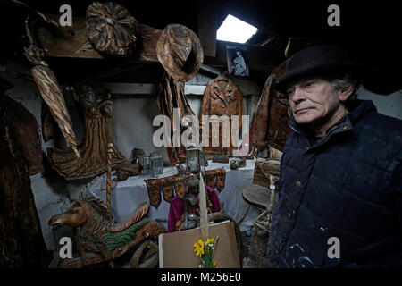 Tom Newstead, 71, ein Bildhauer und Tischler seit über 50 Jahren in seiner Hütte in der Nähe des Strandes in Seaton Sluice auf der Northumberland Küste. Tom gesammelt hat drift wood von den Stränden entlang der Küste von Northumberland für Jahrzehnte und sculping und viele unterschiedliche und ungewöhnliche Themen für Nächstenliebe oder zu verkaufen, nennt er seine Arbeit Shanti Art. Tom arbeitet an einer Lebensgroßen scultpture eines moner in Blyth im Moment von einem alten Baumstumpf und hat commissoned wurde zu verwandeln die anderen Bäume ....... PA Foto Owen Humphreys Stockfoto